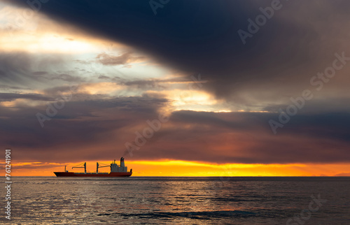 Obraz na płótnie View of a sunset over a sea. w salonie