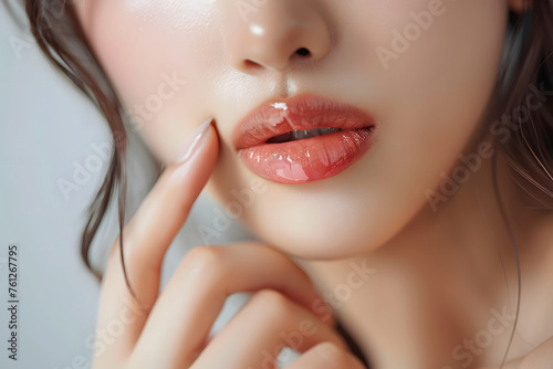 女性のぷっくりツヤツヤの唇、粘膜ルージュ