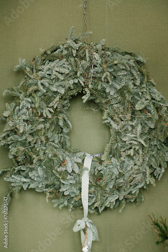 Obraz na płótnie A magnificent New Year's wreath on the background of a green wall w salonie