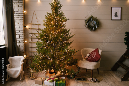 Obraz na płótnie Beautiful New Year decor in a stylish interior with a Christmas tree, wreath and gifts w salonie