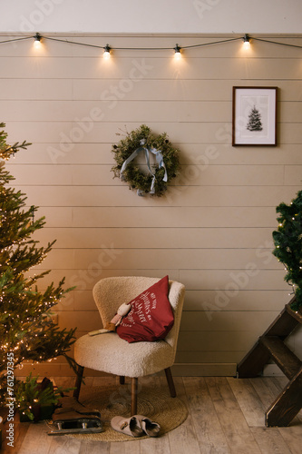 Obraz na płótnie Beautiful New Year decor in a stylish interior with a Christmas tree, wreath and gifts w salonie