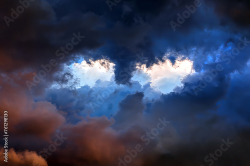 Dziura w dramatycznych chmurach