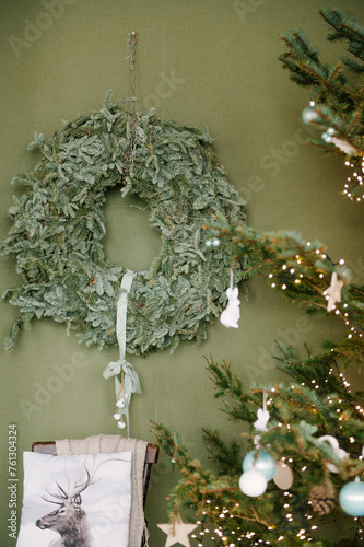 Obraz na płótnie Beautiful New Year decor in a stylish interior with a Christmas tree, wreath and gifts w salonie