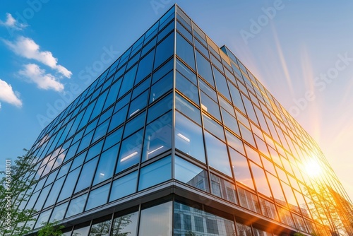 Die Fassade von einem modernen Bürogebäudes mit sich spiegelnder Sonne  photo