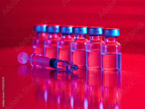 Impfampullen mit Spritze