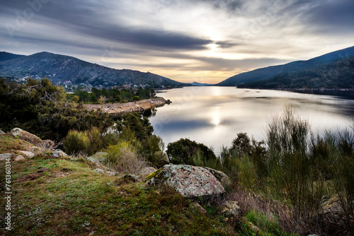 Reflejos en el embalse del Burguillo