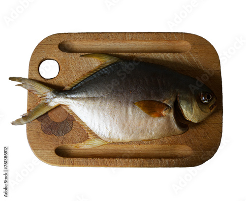 Wędzona ryba na drewnianej desce do krojenia. Przezroczyste tło.  © YOUR SHOT