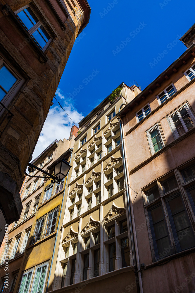 Façade d’un immeuble richement décoré dans la Rue Saint-Jean dans le Vieux Lyon
