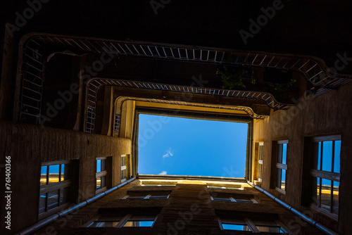 Vue vers le ciel depuis une traboule  cour int  rieure typique des immeubles du moyen-  ge dans le Vieux Lyon