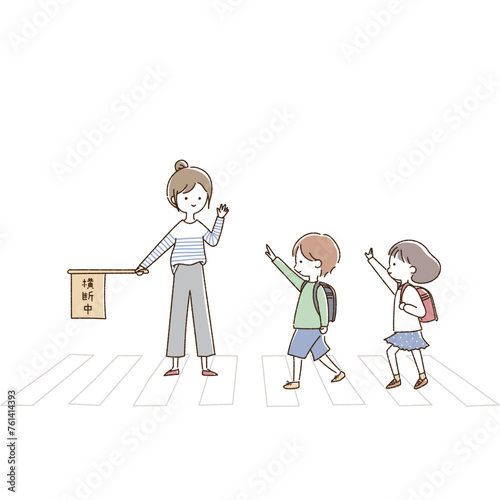 横断歩道を手を挙げて渡る小学生と見守るPTAの女性
