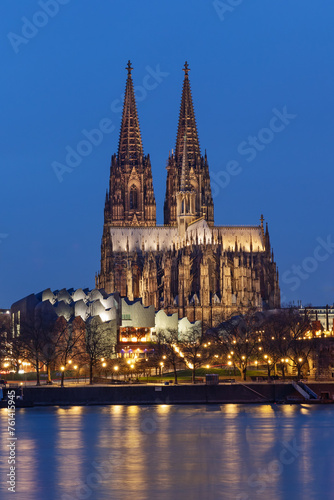 K  lner Dom bei Nacht  Die gotische Kathedrale  in K  ln  Nordrhein-Westfalen  ist eines der bekanntesten Bauwerke Deutschlands.