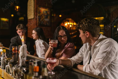 Εκτύπωση καμβά Pleasant meeting with alcoholic beverages and funny conversations in night bar