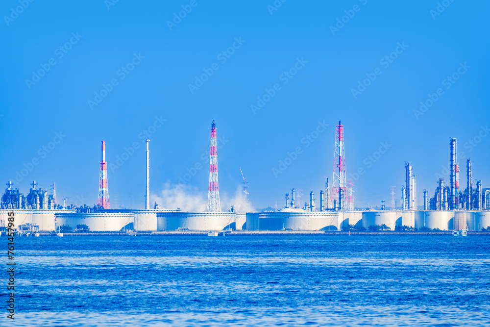 石油備蓄タンク が立ち並ぶ 東京湾 の 沿岸 【 エネルギー の イメージ 】
