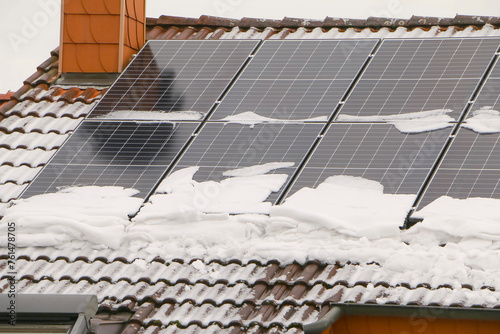 Schnee auf einem Dach mit Solarmodulen