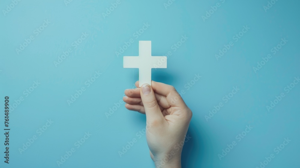 Obraz premium Person holding paper cross, suitable for religious concepts