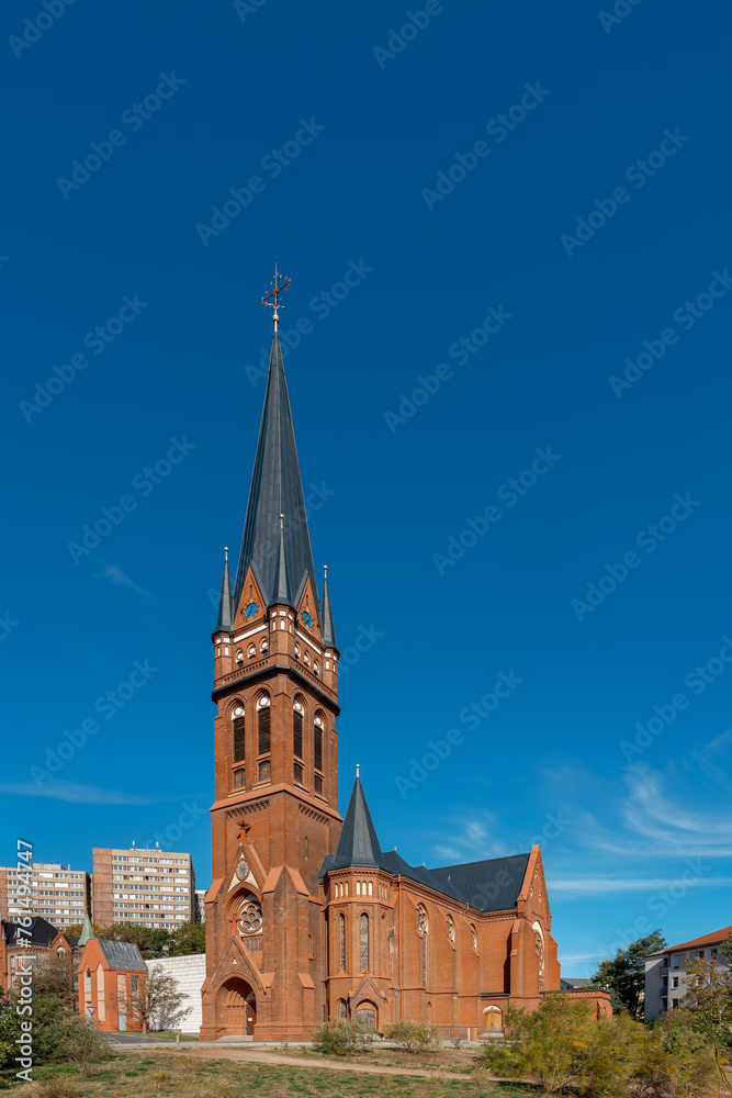Vor den Plattenbauten erhebt sich am Rande der Altstadt von Frankfurt (Oder) der imposante Turm der denkmalgeschützten Heilig-Kreuz-Kirche (Ansicht von Südosten)