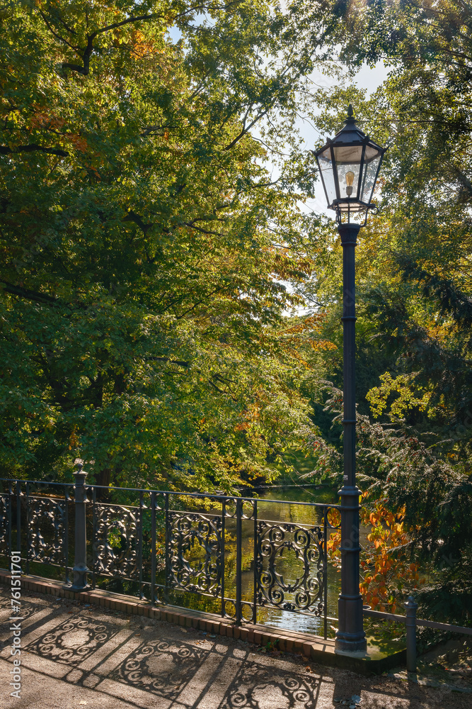 Die denkmalgeschützte Schwanenbrücke mit Laterne und ornamental geschmücktem Geländer im historischen Lennépark von Frankfurt (Oder) Die denkmalgeschützte Schwanenbrücke mit Laterne und ornamental geschmücktem Geländer im historischen Lennépark von Frankfurt (Oder)