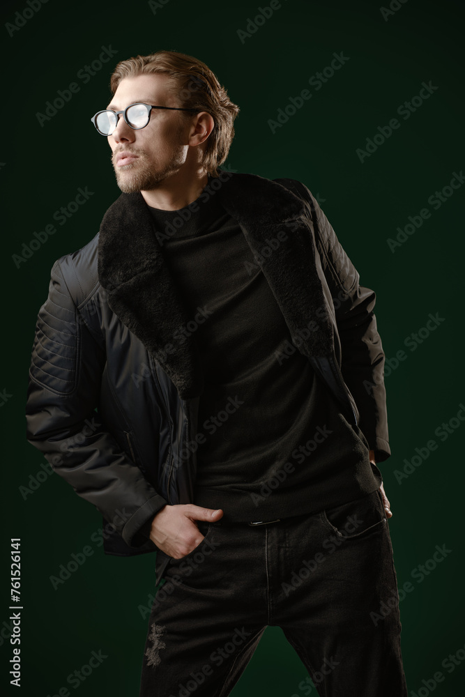 Naklejka premium model in black jacket