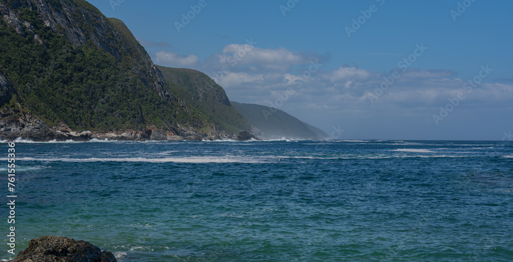 Fototapeta premium Indischer Ozean und die Küste bei Tsitsikamma Südafrika