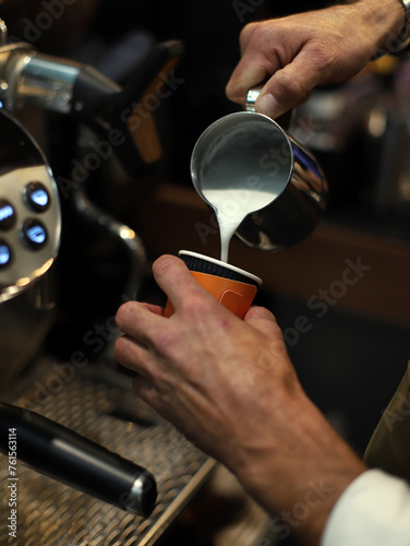 barista elaborando un café con leche 