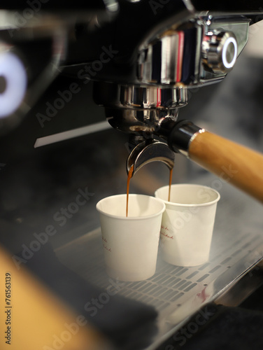 Fotografía vasos llenándose de café en la cafetera del bar