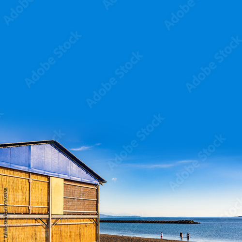 日本 の 海水浴場 と 海の家 【 夏 の ビーチ の イメージ 】