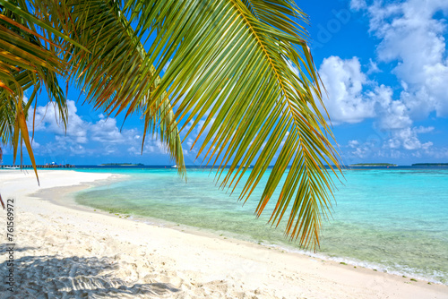 beautiful beach on the maldives © Loocid GmbH