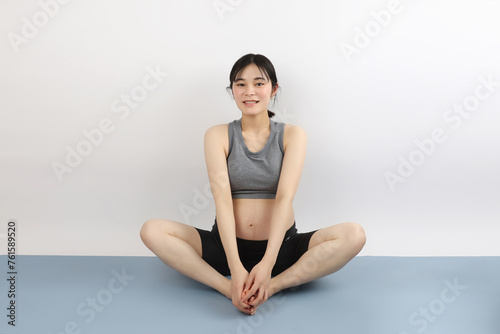 マタニティヨガ　ストレッチ　座る　スポーツ　20代女性