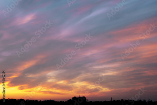 Obraz na płótnie Gray-blue gloomy dull sky at sunset, evening twilight, silhouette of the city on the horizon w salonie