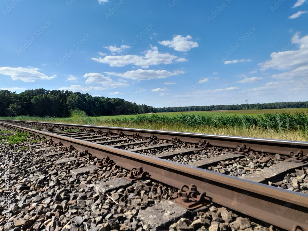 Fototapeta premium Eisenbahnschienen am Bahnübergang zwischen Pritzerbe und Rathenow