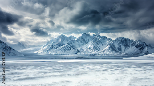 Montañas completamente nevadas en un paisaje polar
