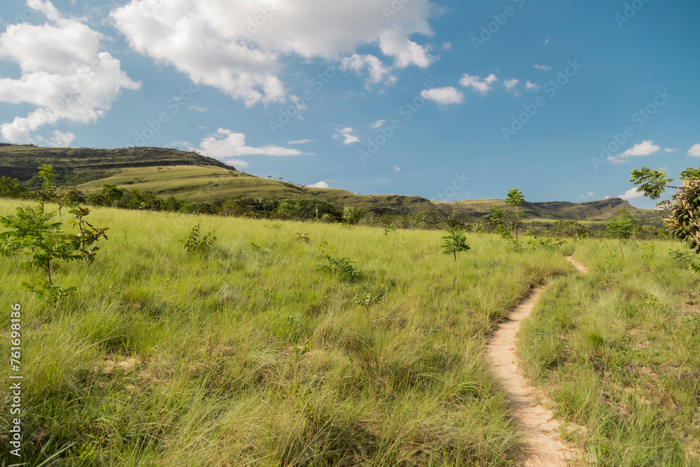 Trilha, hiking pelo campos verdes e montanhas de Minas Gerais