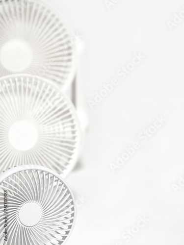 白いサーキュレーターと扇風機