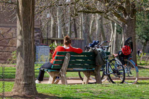 LYON, FRANCE, March 16, 2024 : Bikers rest in the city park © Pierre-Jean DURIEU