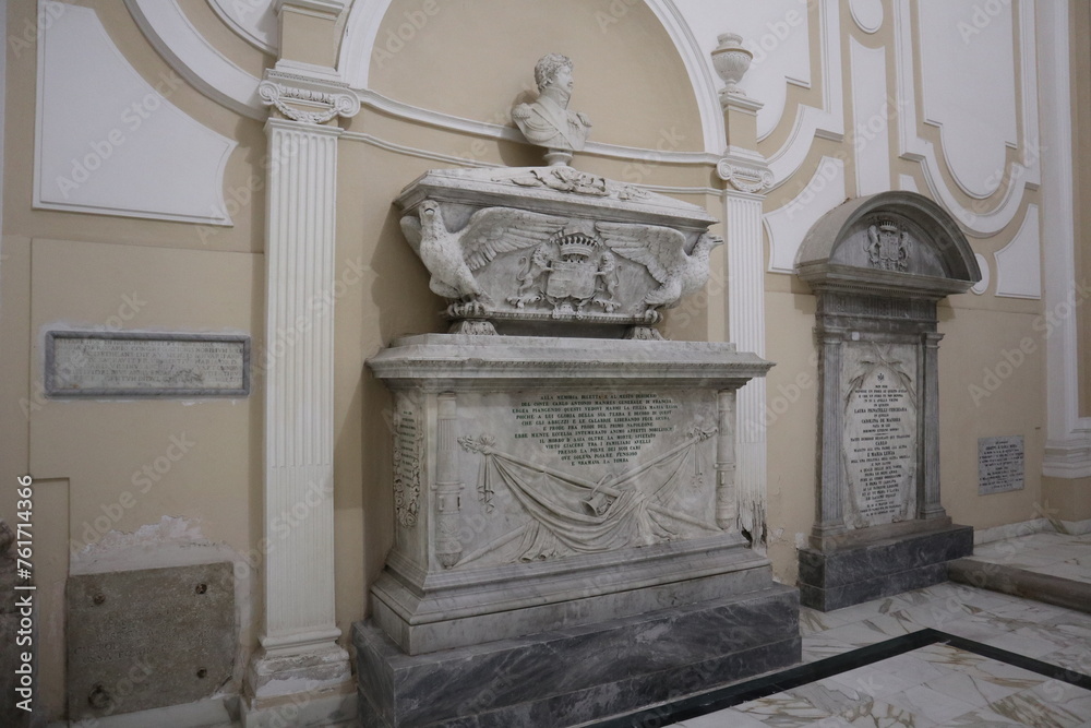 Benevento - Monumento funebre nel transetto sinistro della Chiesa di San Domenico