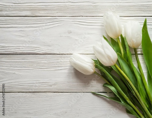 Weiße Tulpen auf weißem holz hintergrund 