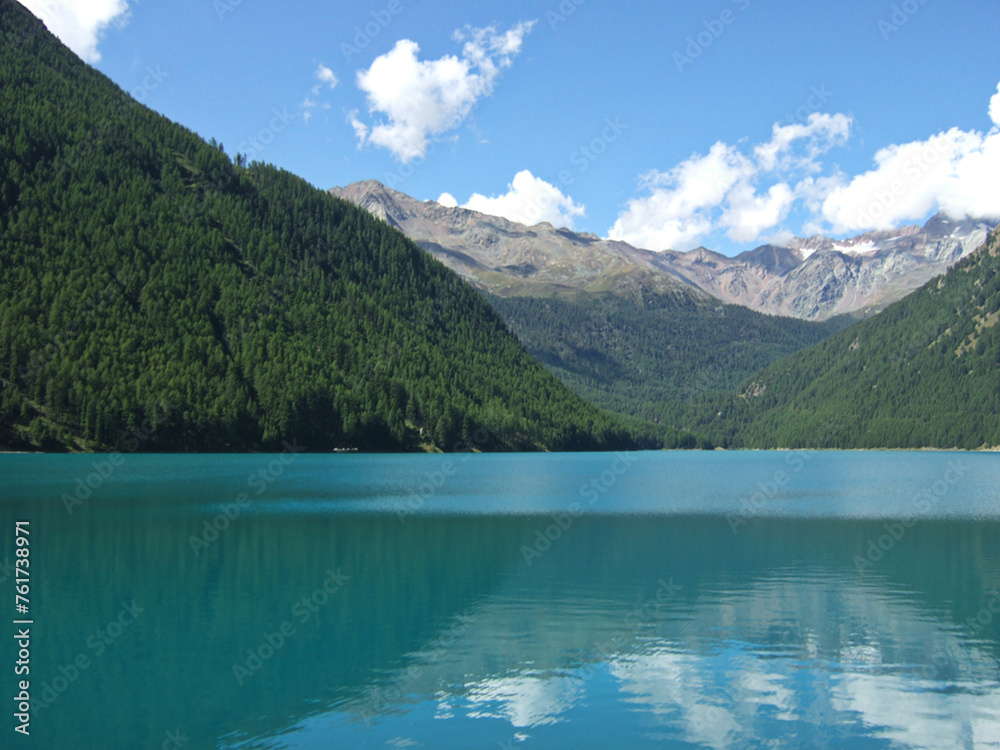 Panorama del lago di Vernago in Val Senales, Alto Adige, Italia.