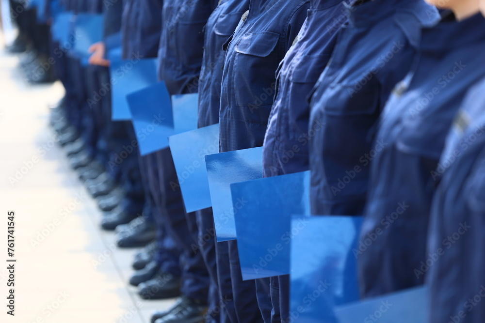 Ślubowanie policjantów w niebieskich mundurach.  - obrazy, fototapety, plakaty 