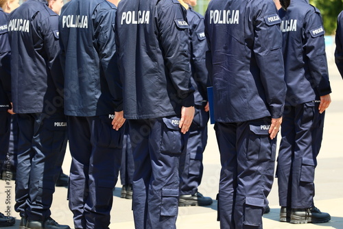 Ślubowanie policjantów w niebieskich mundurach. 