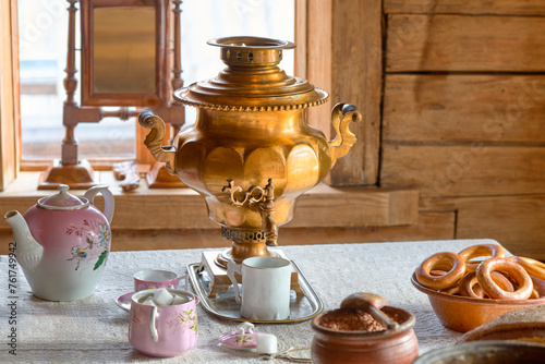 Slika na platnu An antique copper samovar on a table in an old hut