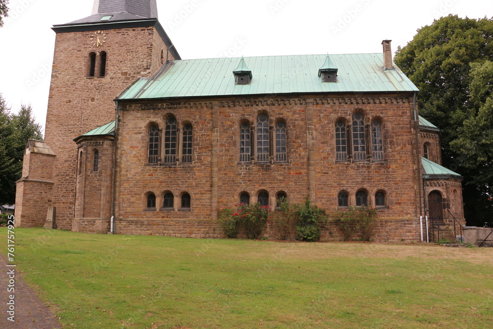 Blick auf die evangelische Kirche von Frömern, einem Ortsteil der Stadt Fröndenberg in Nordrhein-Westfalen Blick auf die evangelische Kirche von Frömern, einem Ortsteil der Stadt Fröndenberg in Nordrhein-Westfalen
