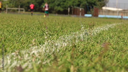Linha lateral branca em um campo de futebol em um dia de sol photo