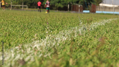 Linha lateral branca em um campo de futebol em um dia de sol photo