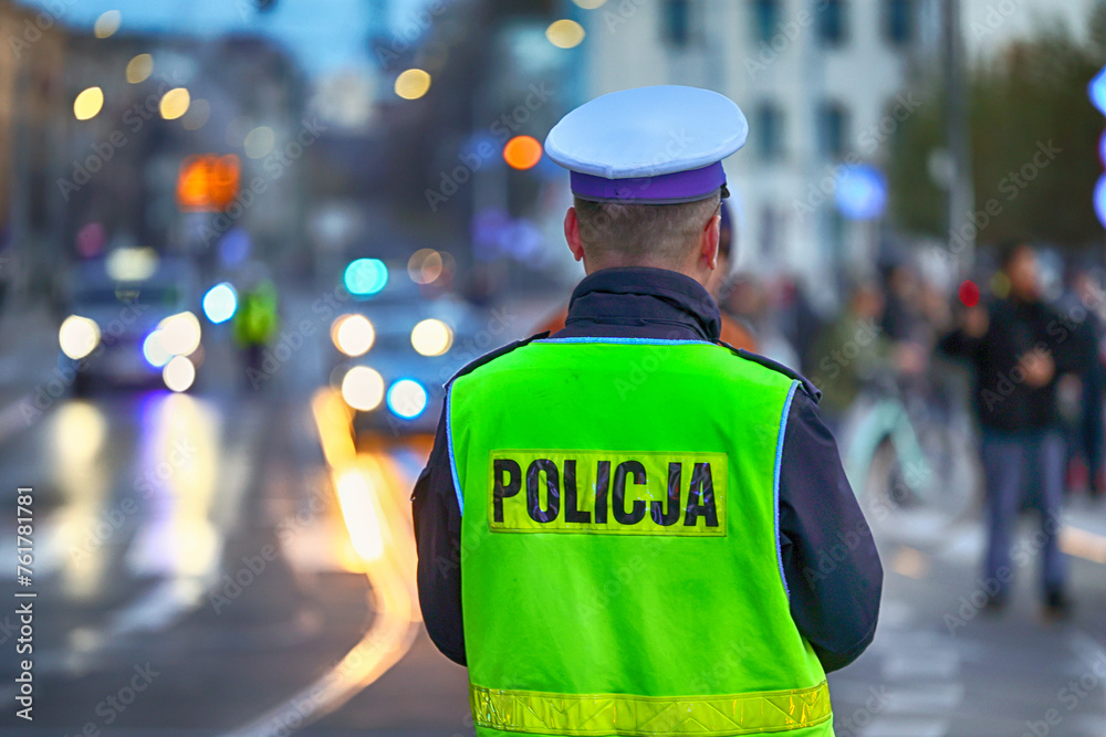 Policjanci ruchu drogowego polskiej policji w mieście kierują ruchem wieczorem - obrazy, fototapety, plakaty 