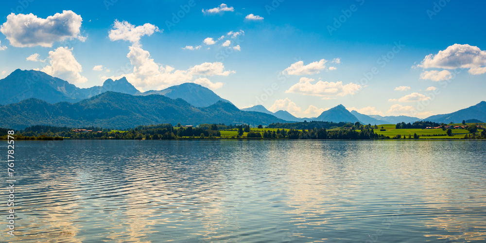 See und Berge in den Alpen  des Allgäu an einem Tag im Sommer