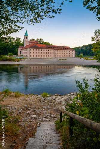 Treppe zur Donau mit Blick zu Kloster Weltenburg in Kelheim am Abend im Sommer