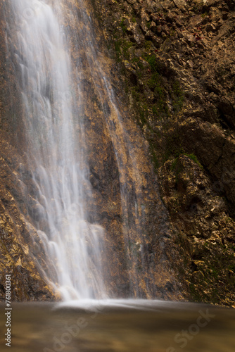 Cascade dans la forêt photo