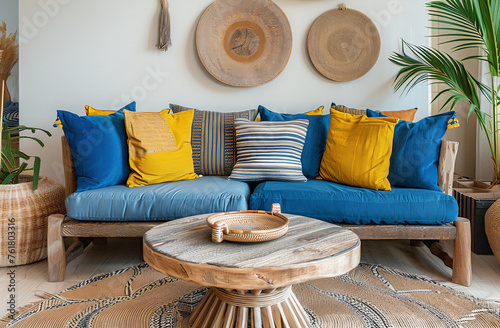 Sofá azul com almofadas amarelas, uma linda sala com decoração em madeira, estilo praia, pousada photo