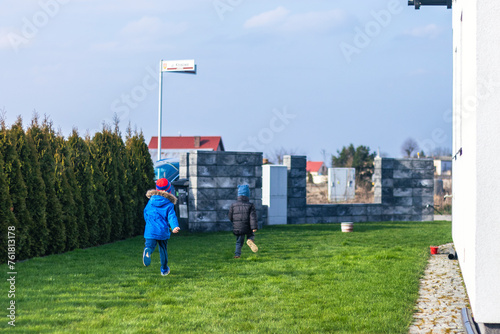 Dwóch chłopców biegających szybko po trawniku © Miosz