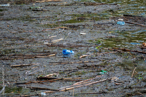 Foto Wasserverschmutzung durch Plastikflaschen und Abfall  auf dem Rhein